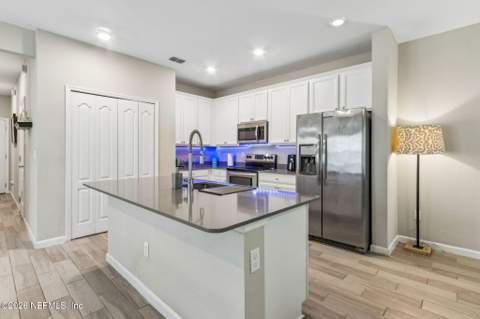 10394 Benson Lake Drive, Jacksonville FL - photo 14 of 45