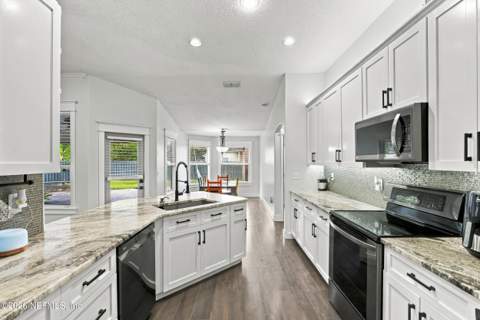 5625 Baxter Lake Drive, Jacksonville FL - photo 18 of 47