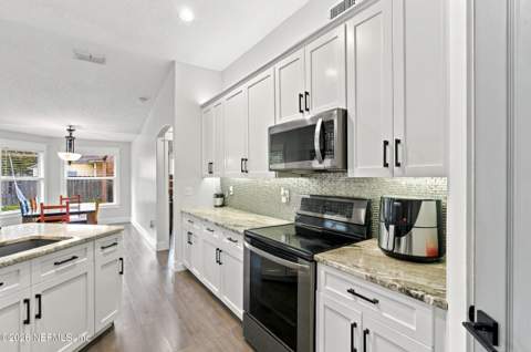 5625 Baxter Lake Drive, Jacksonville FL - photo 19 of 47