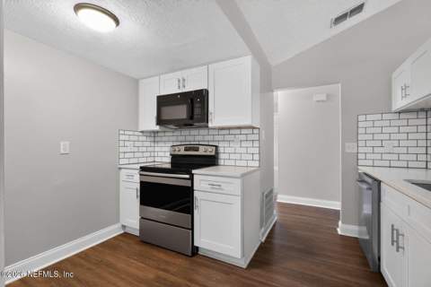 3918 Pine Breeze Road, Jacksonville FL - photo 12 of 19