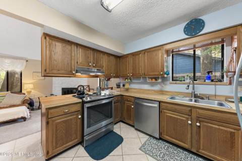12459 Shady Creek Drive, Jacksonville FL - photo 15 of 48