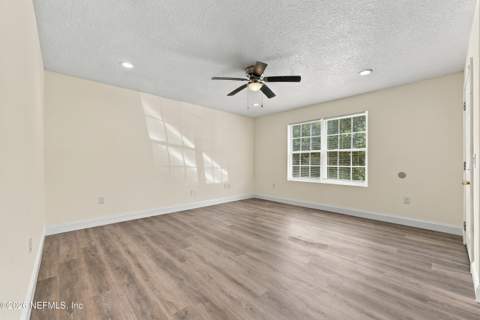 7952 Siskin Avenue, Jacksonville FL - photo 7 of 32