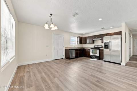 7952 Siskin Avenue, Jacksonville FL - photo 8 of 32