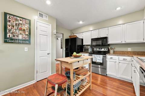 5248 Tilting Oaks Court, Jacksonville FL - photo 15 of 35