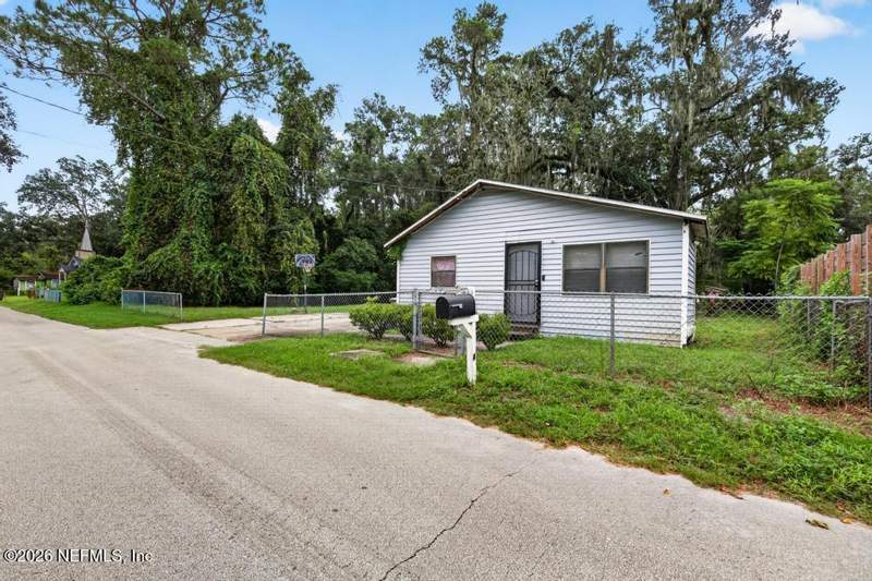 3 bedroom Single Family Residence at 2054 Thomas Court, Metes & Bounds, Jacksonville — photo 2