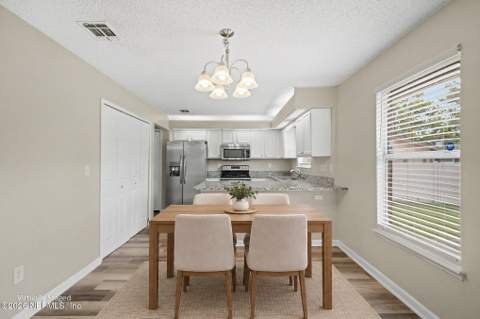 8468 Pikes Peak Drive, Jacksonville FL - photo 7 of 20