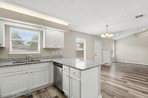 8468 Pikes Peak Drive, Jacksonville FL - photo 6 of 20