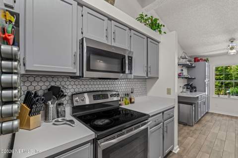 8078 Macnaughton Drive, Jacksonville FL - photo 8 of 47