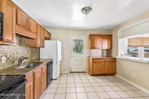 4912 Bridgewater Circle, Jacksonville FL - photo 8 of 22