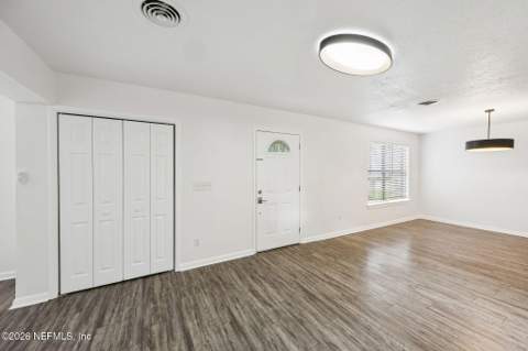 8124 Sierra Madre Drive, Jacksonville FL - photo 6 of 33