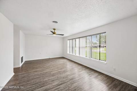 8124 Sierra Madre Drive, Jacksonville FL - photo 8 of 33