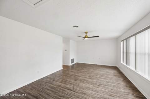 8124 Sierra Madre Drive, Jacksonville FL - photo 10 of 33