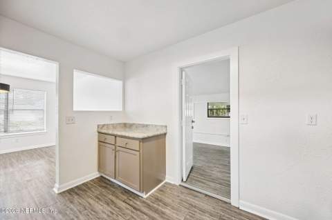 8124 Sierra Madre Drive, Jacksonville FL - photo 13 of 33