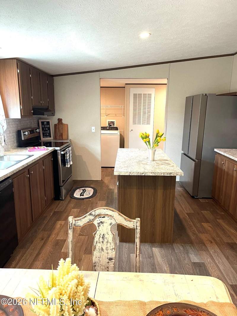 3 bedroom Mobile Home at 453 Old Hawthorne Road, Hawthorne, Hawthorne — photo 4