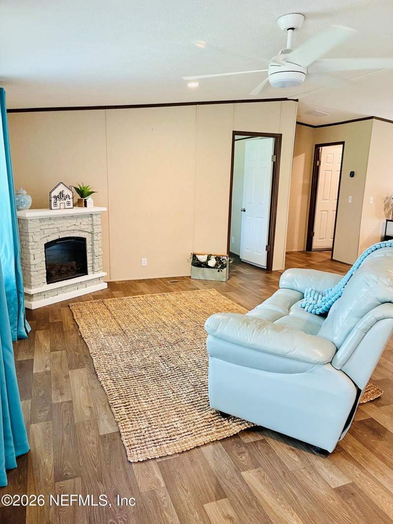 3 bedroom Mobile Home at 453 Old Hawthorne Road, Hawthorne, Hawthorne — photo 2