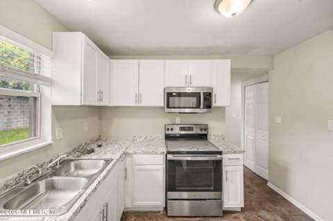 8061 Delaroche Drive, Jacksonville FL - photo 9 of 27