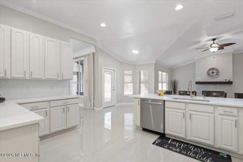 9227 Chandler Oaks Court, Jacksonville FL - photo 16 of 63