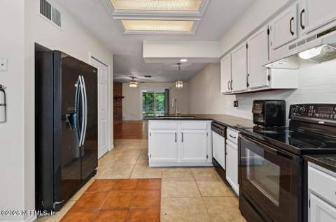 5572 Bryner Drive, Jacksonville FL - photo 11 of 30