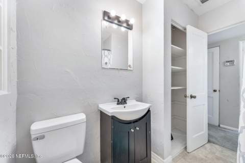 5330 Oak Forest Drive, Jacksonville FL - photo 10 of 18