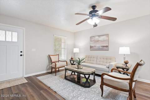 6237 Syringa Lane, Jacksonville FL - photo 8 of 37
