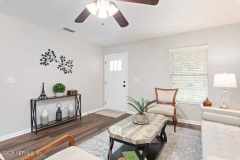 6237 Syringa Lane, Jacksonville FL - photo 9 of 37