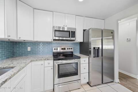8577 Ruckman Avenue, Jacksonville FL - photo 7 of 21
