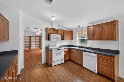 102 Center Avenue, Pomona Park FL - photo 9 of 37