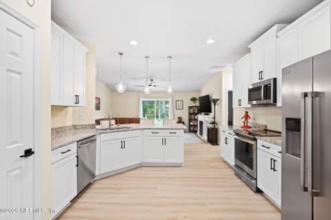 5009 Herton Drive, Jacksonville FL - photo 7 of 38