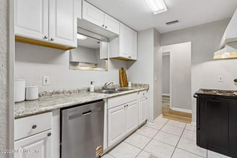 2965 Sunset Street, Jacksonville FL - photo 6 of 21