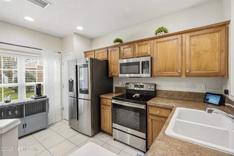8105 Summer Cove Court, Jacksonville FL - photo 9 of 30