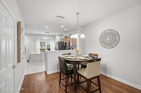 8105 Summer Cove Court, Jacksonville FL - photo 10 of 30