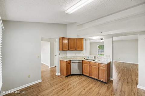 8031 Macinnes Drive, Jacksonville FL - photo 7 of 21
