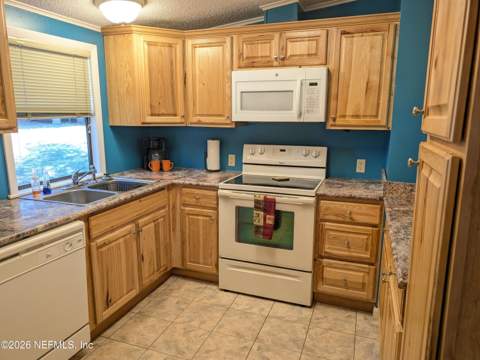 274 Cue Lake Drive, Hawthorne FL - photo 8 of 37