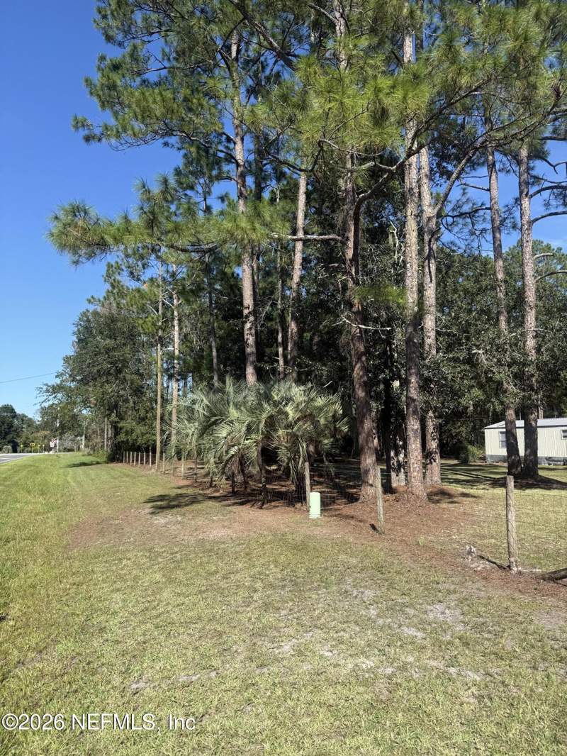 2 bedroom Mobile Home at 20399 County Road 235, Metes & Bounds, Brooker — photo 3