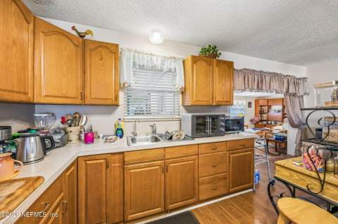 7820 Chateau Drive, Jacksonville FL - photo 12 of 28