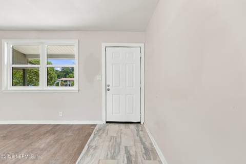 7328 Warner Drive, Jacksonville FL - photo 8 of 36