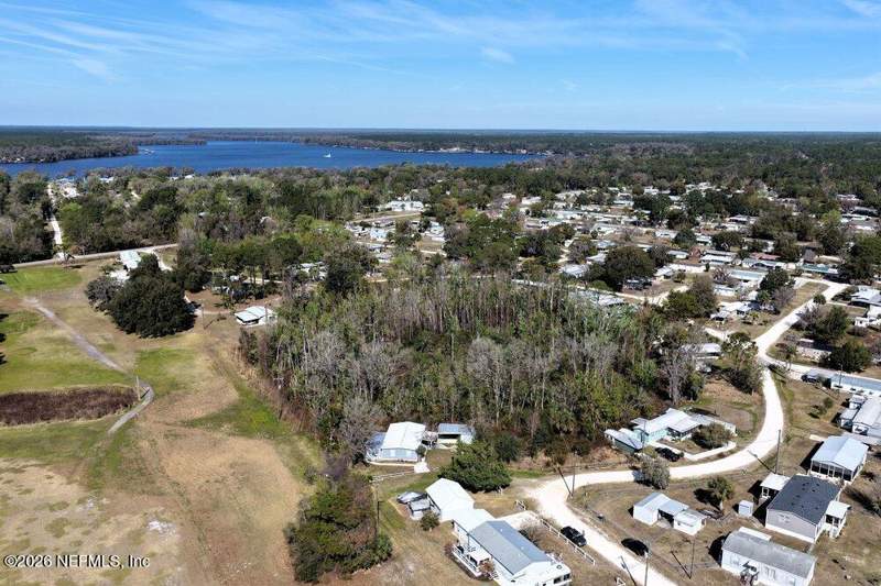 2 bedroom Mobile Home at 152 Alligator Circle, River Park Trailer, Crescent City — photo 5