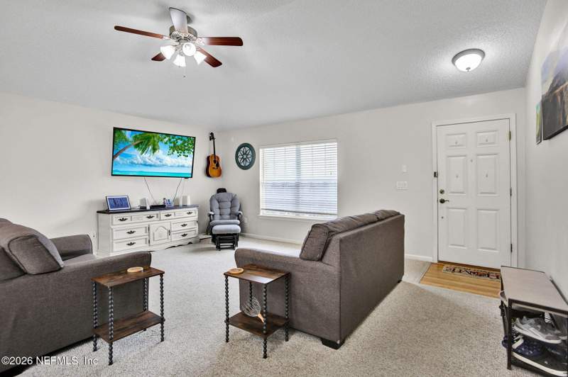 3 bedroom Single Family Residence at 11 Peppermint Avenue, Middleburg, Middleburg — photo 2