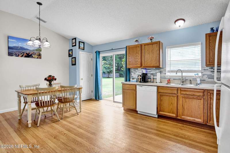 3 bedroom Single Family Residence at 11 Peppermint Avenue, Middleburg, Middleburg — photo 5