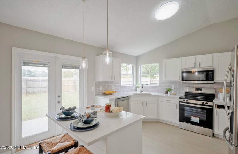 3 bedroom Single Family Residence at 7838 Moss Pointe Trail, Argyle Forest, Jacksonville — photo 2