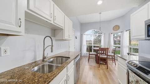7681 Vandalay Drive, Jacksonville FL - photo 10 of 47