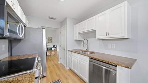 7681 Vandalay Drive, Jacksonville FL - photo 13 of 47