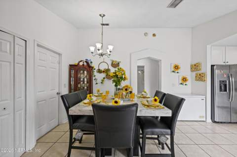 8210 Hot Springs Drive, Jacksonville FL - photo 9 of 31