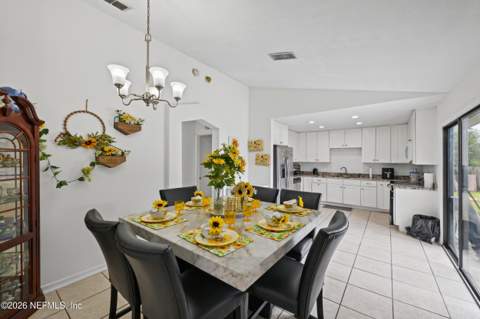 8210 Hot Springs Drive, Jacksonville FL - photo 10 of 31