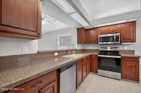 7481 Carriage Side Court, Jacksonville FL - photo 8 of 46