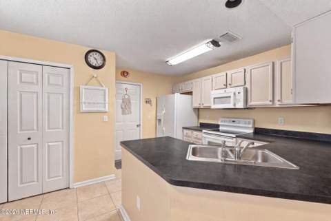 2786 Lantana Lakes Drive, Jacksonville FL - photo 10 of 34