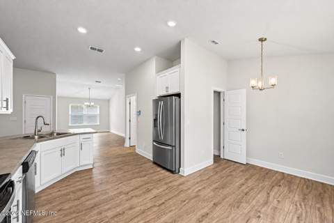 8179 Helmsley Boulevard, Jacksonville FL - photo 9 of 33