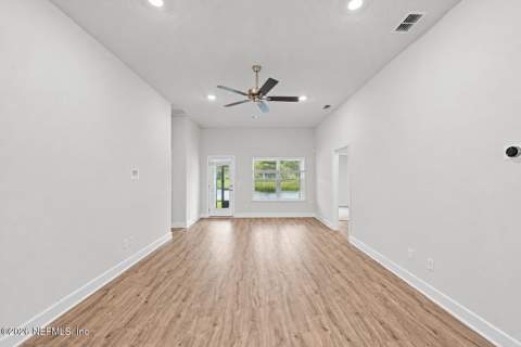 8179 Helmsley Boulevard, Jacksonville FL - photo 14 of 33