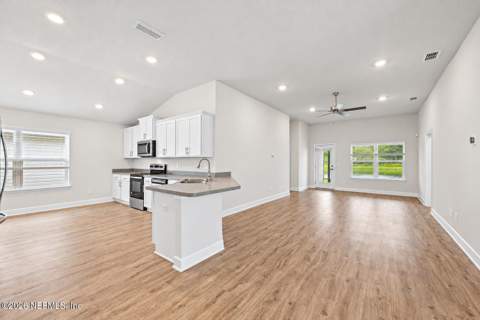 8179 Helmsley Boulevard, Jacksonville FL - photo 7 of 33