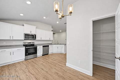 8179 Helmsley Boulevard, Jacksonville FL - photo 10 of 33